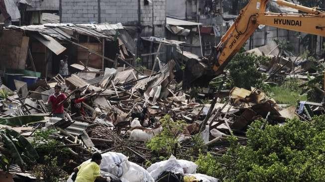 Pemmbongkaran bangunan semi permanen di Taman Bersih, Manusiawi, dan Berwibawa (BMW), Papanggo, Tanjung Priok, Jakarta, Selasa (1/8).