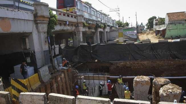 Proyek Double-Double Track atau jalur rel ganda Paket A Manggarai-Jatinegara, Jakarta, Rabu (2/8).