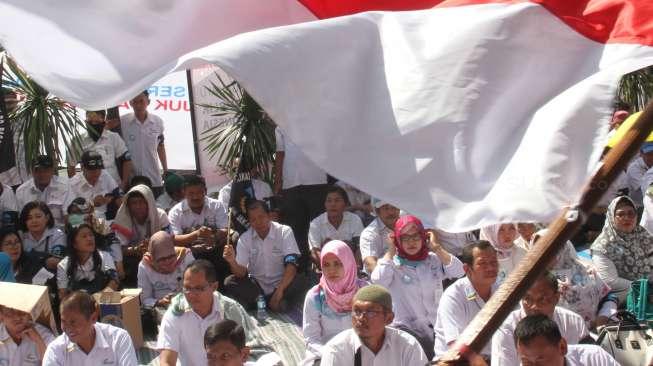 Menolak pengangkatan tenaga profesional menjadi pegawai tetap. 