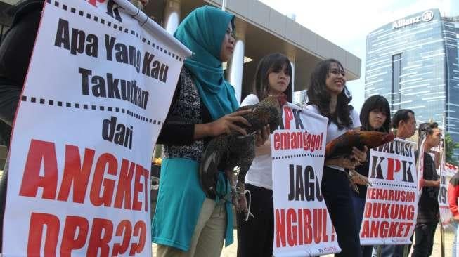 Koalisi Pemantau Angket KPK (Kompak) menggelar aksi di depan gedung KPK, Jakarta, Rabu (2/8).