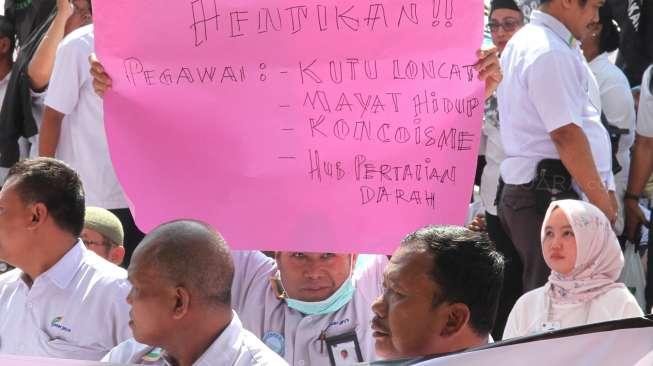 Sejumlah karyawan PD Pasar Jaya melakukan aksi di depan kantor PD Pasar Jaya, Cikini, Jakarta, Rabu (2/8).