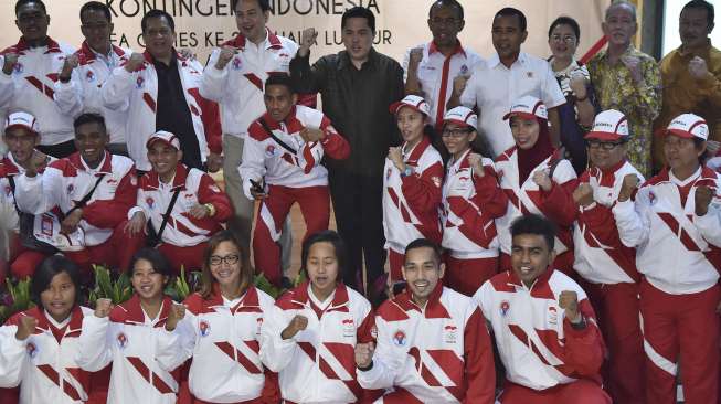 Upacara pengukuhan kontingen Indonesia untuk SEA Games XXIX di Kuala Lumpur, Malaysia, di Wisma Kemenpora, Senayan, Jakarta, Rabu (2/8).