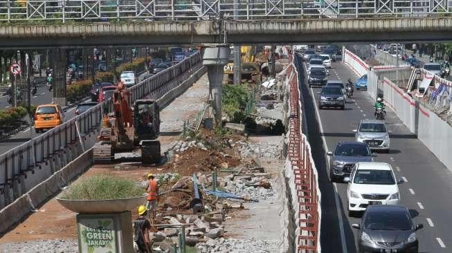 Proyek pembangunan LRT Cawang-Dukuh Atas, di kawasan Kuningan, Jakarta, Kamis (3/8).