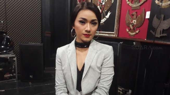 Dara saat promosi single solonya, 'Pujaan Hatiku', di Studio RCM, Pondok Indah, Jakarta Selatan, Rabu (3/8/2017). [suara.com/Ismail].