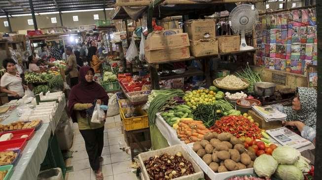 Pedagang kebutuhan bahan pokok di Pasar Jambul, Jakarta, Kamis (3/8).