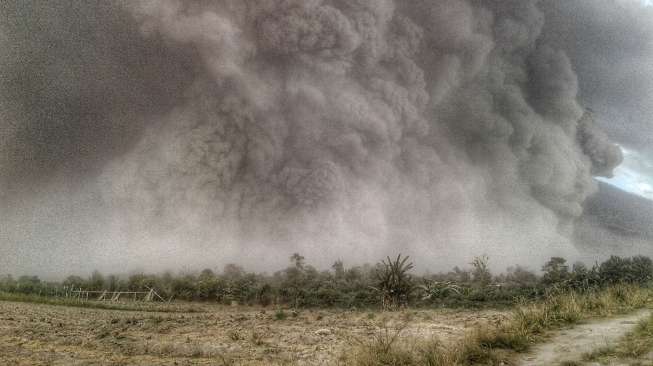 Gunung Sinabung menyemburkan material vulkanik saat erupsi, di Karo, Sumatera Utara, Rabu (2/8).