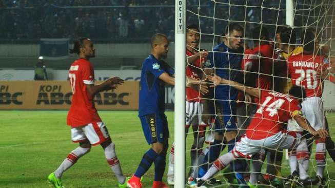 Pesepak bola Persija Jakarta Ismed Sofyan (kedua kanan) terjatuh saat terjadinya bentrok dengan pesepak bola Persib Bandung Vladimir Vujovic (keempat kiri) pada laga lanjutan Liga 1 di Stadion Gelora Bandung Lautan Api (GBLA) Gedebage, Bandung, Jawa Barat