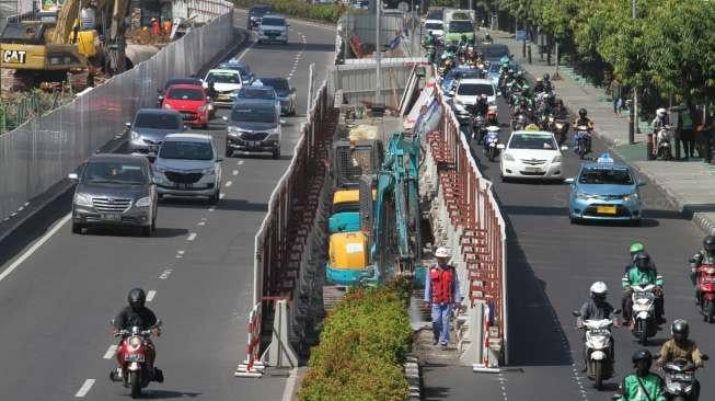 Proyek pembangunan LRT Cawang-Dukuh Atas, di kawasan Kuningan, Jakarta, Kamis (3/8).