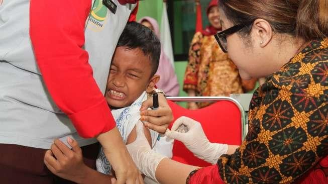 Dinas Kesehatan Menteng memberikan imunisasi Measleas Rubella (MR) kepada sejumlah murid Sekolah Dasar (SD) di SDN Menteng 02, Jakarta, Jumat (4/8).