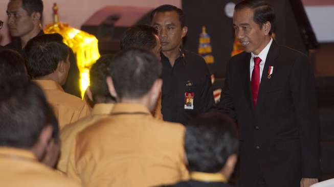 Presiden Joko Widodo bersama dengan Ketua Umum Partai Hanura, Oesman Sapta dan Ketua Dewan Pembina Partai Hanura, Wiranto mengahdiri acara pembukaan Rapat Pimpinan Nasional (Rapimnas) ke-1 Partai Hanura di Kuta, Bali, Jumat (4/8).