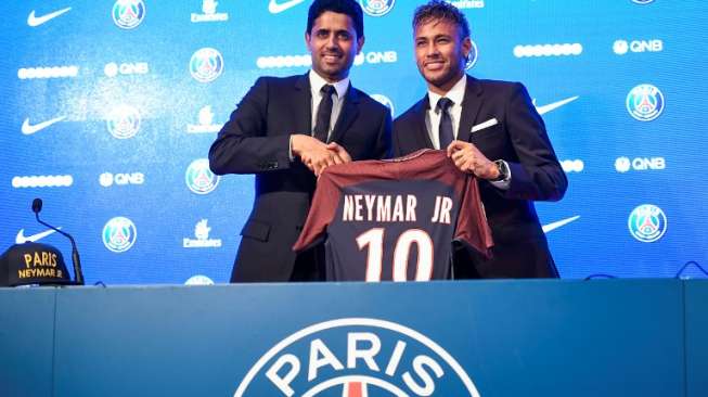 Bintang baru PSG, Neymar, bersama Presiden dan CEO PSG, Nasser Al-Khelaifi, dalam jumpa pers di Parc des Princes, Paris, Prancis pada, Jumat (4/8/2017). [AFP/Lionel Bonaventure]