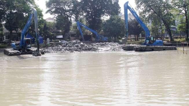 Pengerukan lumpur yang mengendap di Taman Situ Lembang, Jakarta, Sabtu (5/8).