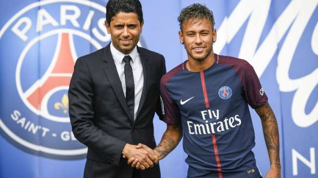 Bintang Brasil Neymar (kanan) diperkenalkan sebagai pemain baru Paris St Germain di the Parc des Princes. Lionel BONAVENTURE / AFP