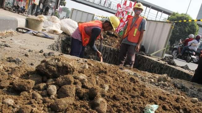 Proyek manhole utilitas di kawasan Matraman Raya, Jakarta, Sabtu (5/8).