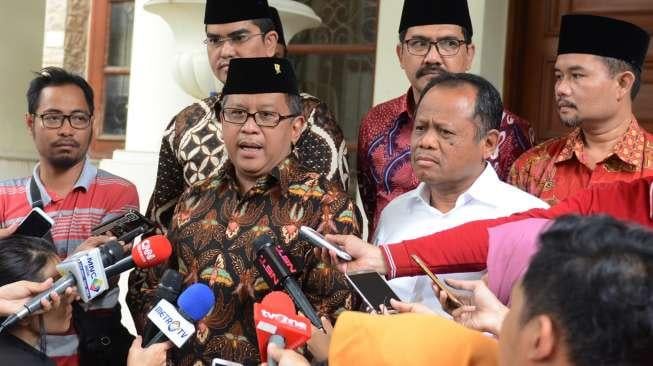 Sekjen PDIP Hasto Kristiyanto bersama sayap partai bidang keagamaan PDIP Baitul Muslimin Indonesia (Bamusi) menyambangi kediaman Wakil Presiden RI ke-9 Hamzah Haz, di Jakarta, Sabtu (5/8).