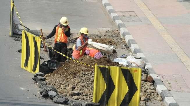 Proyek manhole utilitas di kawasan Matraman Raya, Jakarta, Sabtu (5/8).