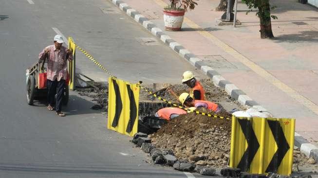 Membangun sebanyak 1100 titik manhole utilitas.