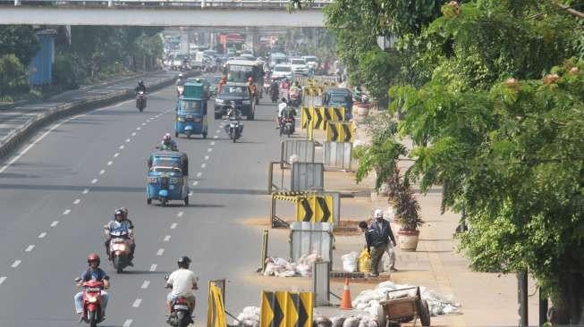 Proyek manhole utilitas di kawasan Matraman Raya, Jakarta, Sabtu (5/8).