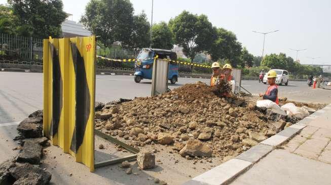 Proyek manhole utilitas di kawasan Matraman Raya, Jakarta, Sabtu (5/8).