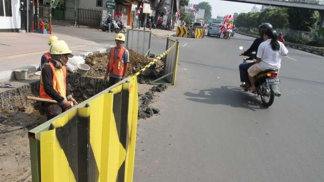 Proyek manhole utilitas di kawasan Matraman Raya, Jakarta, Sabtu (5/8).