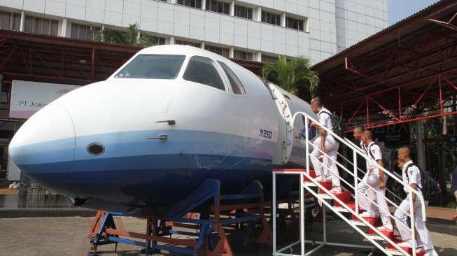 Salah satu sudut di ajang kegiatan Habibie Festival 2017 tajaan Badan Ekonomi Kreatif (Bekraf) di JIExpo Kemayoran, Jakarta, Senin (7/8/2017), yang diramaikan sejumlah pelajar. [Suara.com/Oke Atmaja]