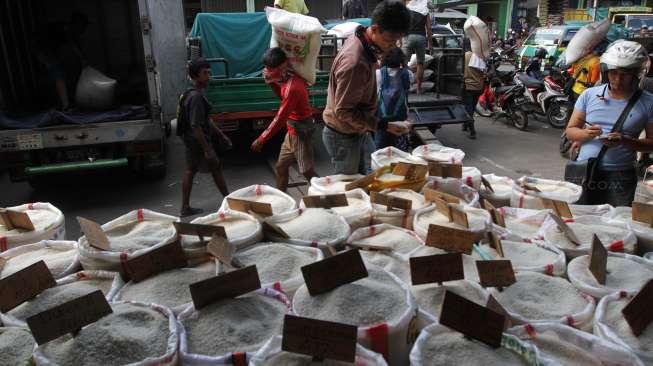 Aktivitas dan suasana di Pasar Induk Beras Cipinang, Jakarta, Senin (7/8/2017). [Suara.com/Kurniawan Mas'ud]