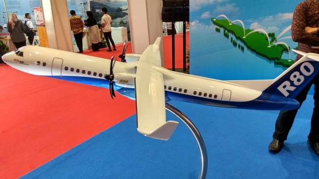 Miniatur pesawat R80 yang dikembangkan oleh Regio Aviasi Industri, perusahaan milik mantan Presiden BJ Habibie dan putranya, Ilham Habibie. [Suara.com/Aditya Gema Pratomo]