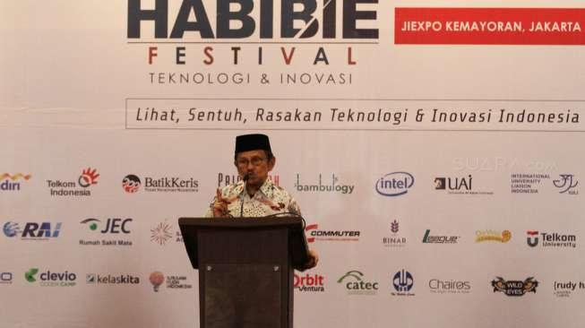 Presiden ketiga RI, Bacharuddin Jusuf Habibie, saat menghadiri kegiatan Habibie Festival 2017 tajaan Badan Ekonomi Kreatif (Bekraf) di JIExpo Kemayoran, Jakarta, Senin (7/8/2017). [Suara.com/Oke Atmaja]