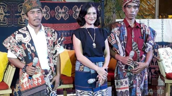 Dian Sastro Jatuh Cinta dengan Tenun Ikat Sumba Timur
