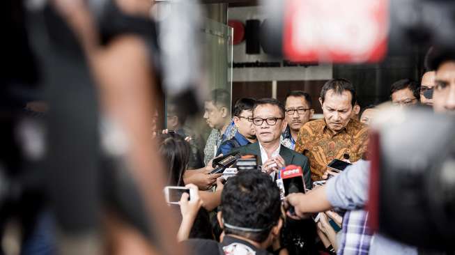 Direktur Jenderal Pajak Ken Dwijugiasteadi melakukan pertemuan dengan Pimpinan KPK di Jakarta, Selasa (8/8).