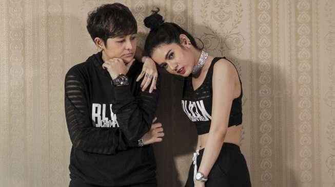 Duo DJ Mita The Virgin dan DJ Citra yang tergabung dalam duo Black Champagne saat sesi pemotretan di Jakarta, Selasa (8/8)