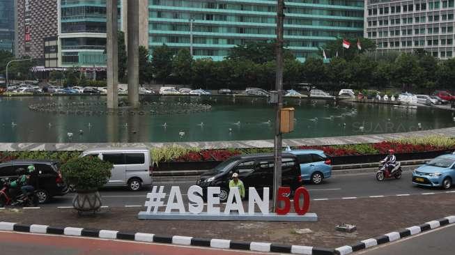 Petugas pertamanan membersihkan Landmark ASEAN50 yang baru terpasang di Bundaran HI, Jakarta, Selasa (8/8).