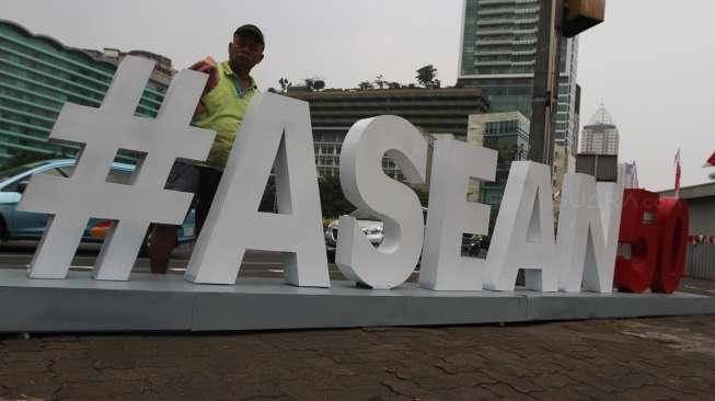 Memasang landmark #ASEAN50 di sejumlah tempat di Jakarta.   