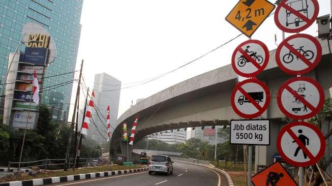 Sejumlah kendaraan melintas di Simpang Susun Semanggi di Jakarta, Rabu (9/8).