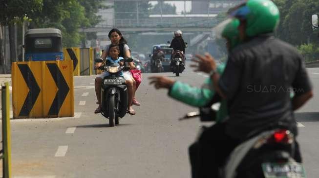 Sejumlah pemotor nekat melawan arah saat melintas di kawasan Matraman, Jakarta, Rabu (9/8).