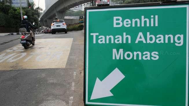 Sejumlah kendaraan melintas di Simpang Susun Semanggi di Jakarta, Rabu (9/8).