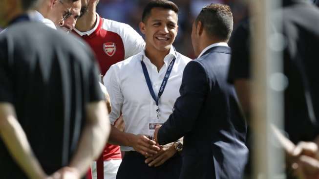 Pemain Arsenal Alexis Sanchez (tengah) berbincang dengan rekan setimnya [AFP]