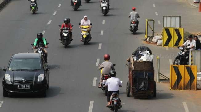 Sejumlah pemotor nekat melawan arah saat melintas di kawasan Matraman, Jakarta, Rabu (9/8).