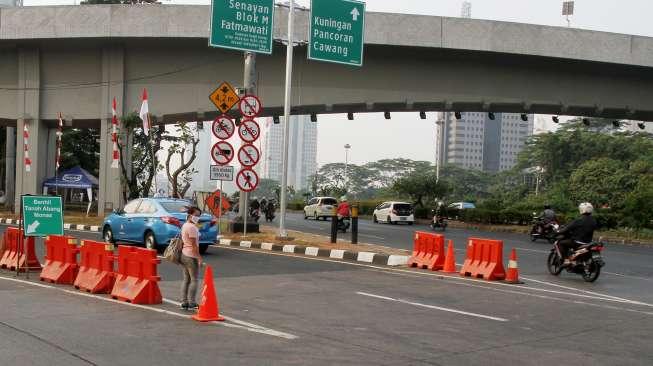 Sejumlah kendaraan melintas di Simpang Susun Semanggi di Jakarta, Rabu (9/8).