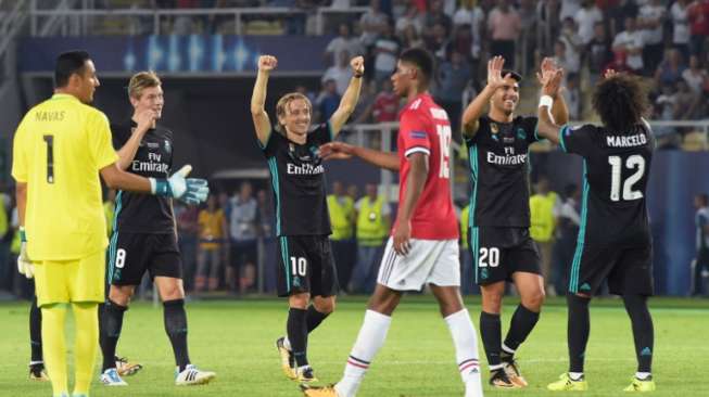 Para pemain Real Madrid merayakan kemenangannya atas Manchester United di Piala Super Eropa. ARMEND NIMANI / AFP