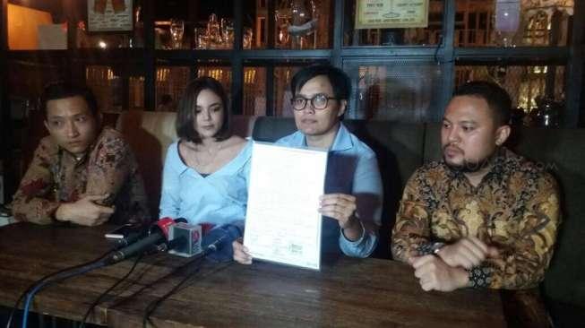 Mangkir, Kasus Cek Bodong Suami Delia Septianti Lanjut Lagi