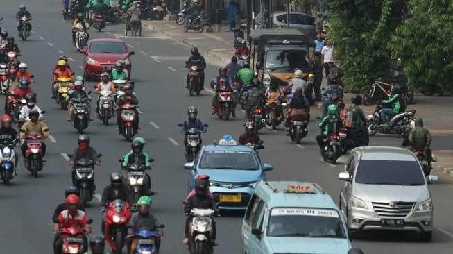 Sejumlah pemotor nekat melawan arah saat melintas di kawasan Matraman, Jakarta, Rabu (9/8).