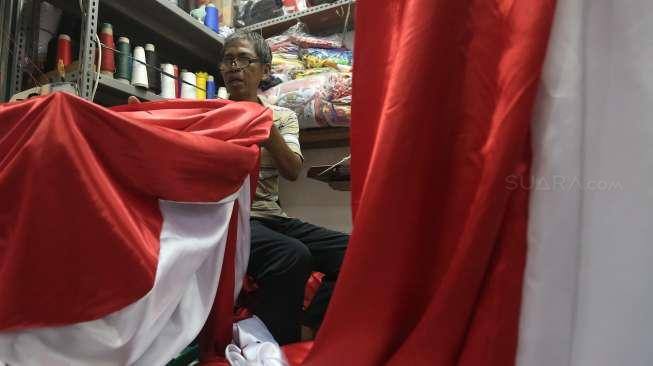 Penjahit bendera dan umbul-umbul di pasar Senen, Jakarta, Rabu (9/8).