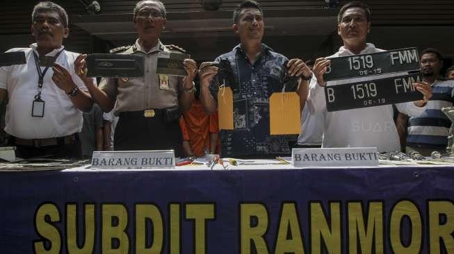 Subdit 6 Ditreskrimum Polda Metro Jaya mengungkap kasus kejahatan curanmor roda empat dan penadahan di Jakarta, Jumat (11/8).