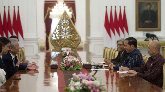 Presiden Joko Widodo didampingi Wakil Menteri Luar Negeri Abdurrahman Mohammad Fachir menerima Wakil Perdana Menteri Singapura Teo Chee Hean di Istana Merdeka, Jakarta, Jumat (11/8).