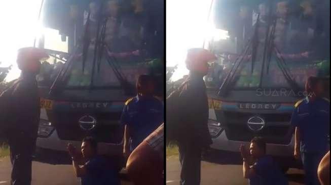 Sopir Bus Bersimpuh Minta Maaf saat Dimarahi Anggota TNI