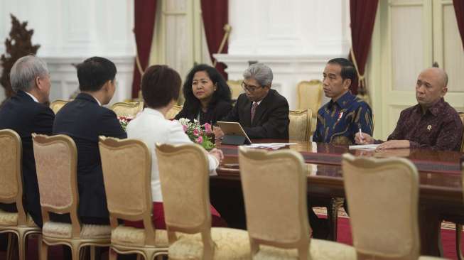 Presiden Joko Widodo didampingi Wakil Menteri Luar Negeri Abdurrahman Mohammad Fachir menerima Wakil Perdana Menteri Singapura Teo Chee Hean di Istana Merdeka, Jakarta, Jumat (11/8).