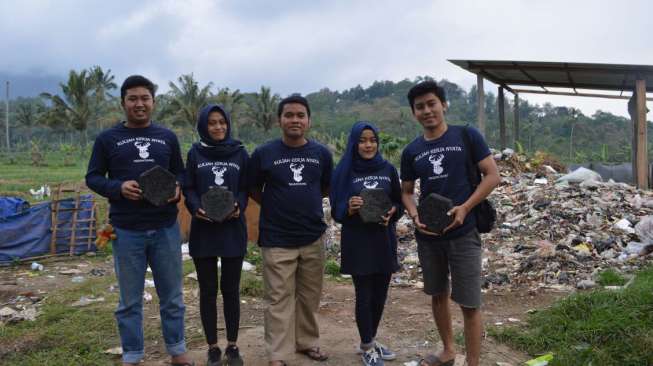 Mahasiswa UMM Olah Sampah Plastik Jadi Paving