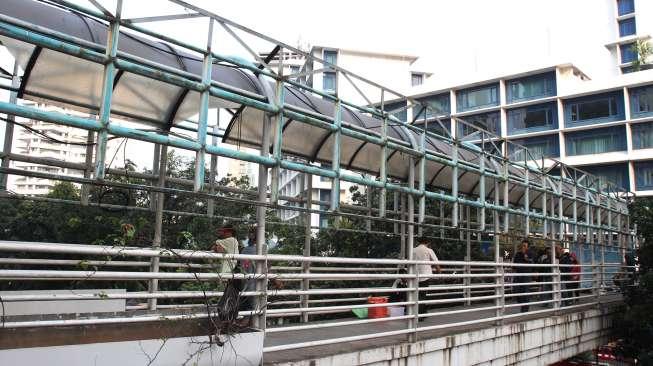 Jembatan Penyeberangan Orang di kawasan Sudirman, Jakarta, Jumat (11/8).