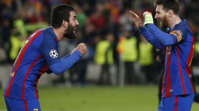 Pemain Barcelona Arda Turan (kiri) rayakan gol bersama rekannya, Lionel Messi [AFP]